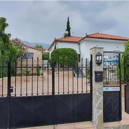 度假居 Charming 3-bed House In Tyros
