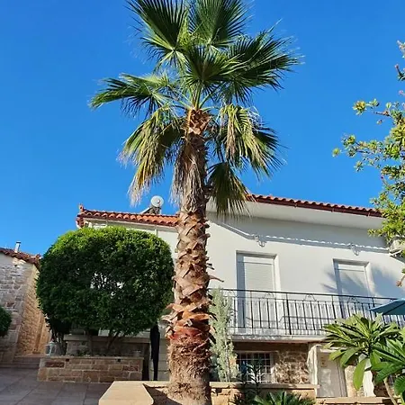 度假居 Charming 3-bed House In Tyros
