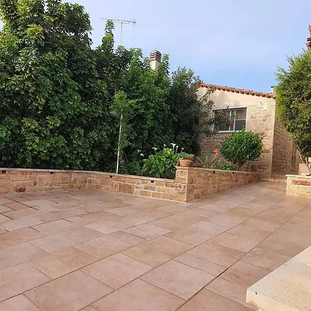 Charming 3-bed House In Tyros Tirós