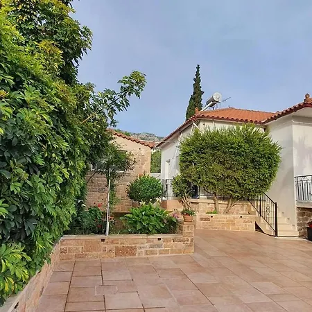 Charming 3-bed House In Tyros 度假居 Tirós
