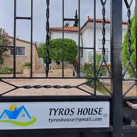 Charming 3-bed House In Tyros * Tirós