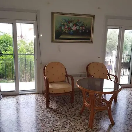 Charming 3-bed House In Tyros 度假居