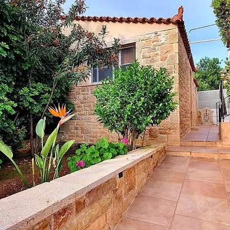 Charming 3-bed House In Tyros Tirós