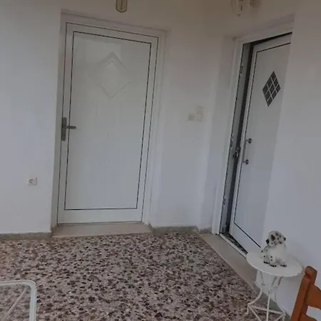 Charming 3-bed House In Tyros