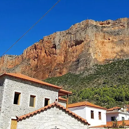 Charming 3-bed House In Tyros * Tirós
