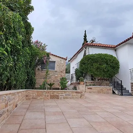 Charming 3-bed House In Tyros * Tirós